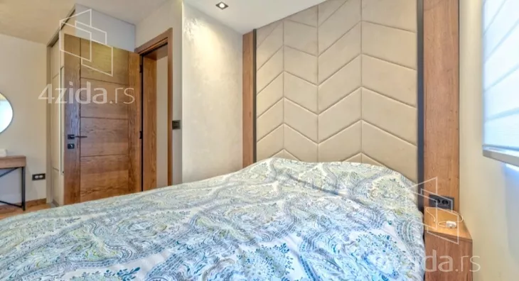 Šestosoban stan | 4zida