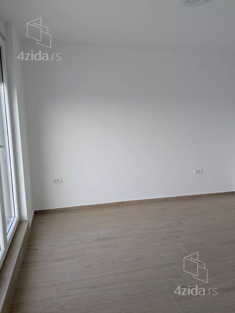 Šestoiposoban stan | 4zida