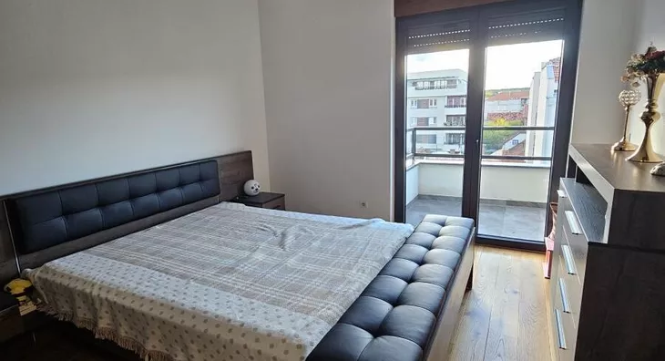 Šestosoban stan | 4zida