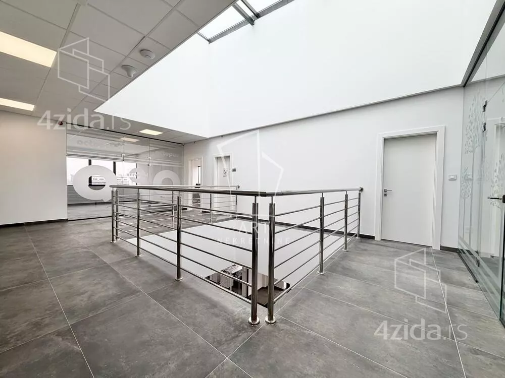 Poslovna zgrada | 4zida