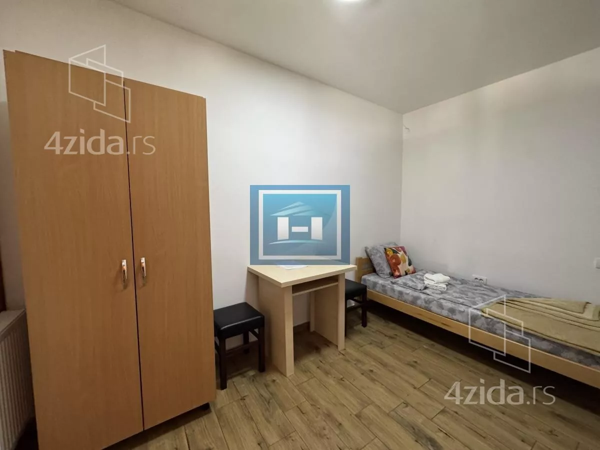 Poslovna zgrada | 4zida