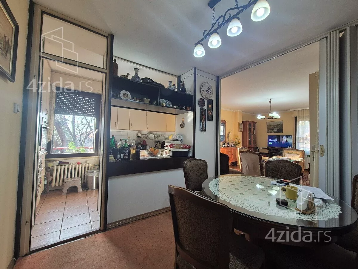 Četvoroiposoban stan | 4zida