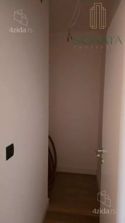 Šestosoban stan | 4zida