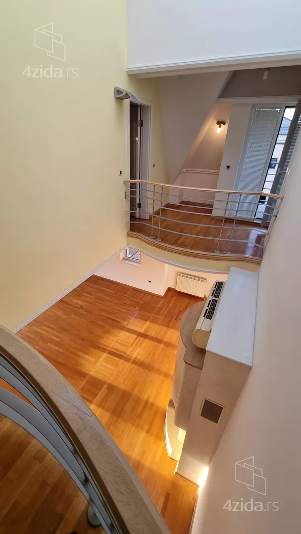 Šestoiposoban stan | 4zida