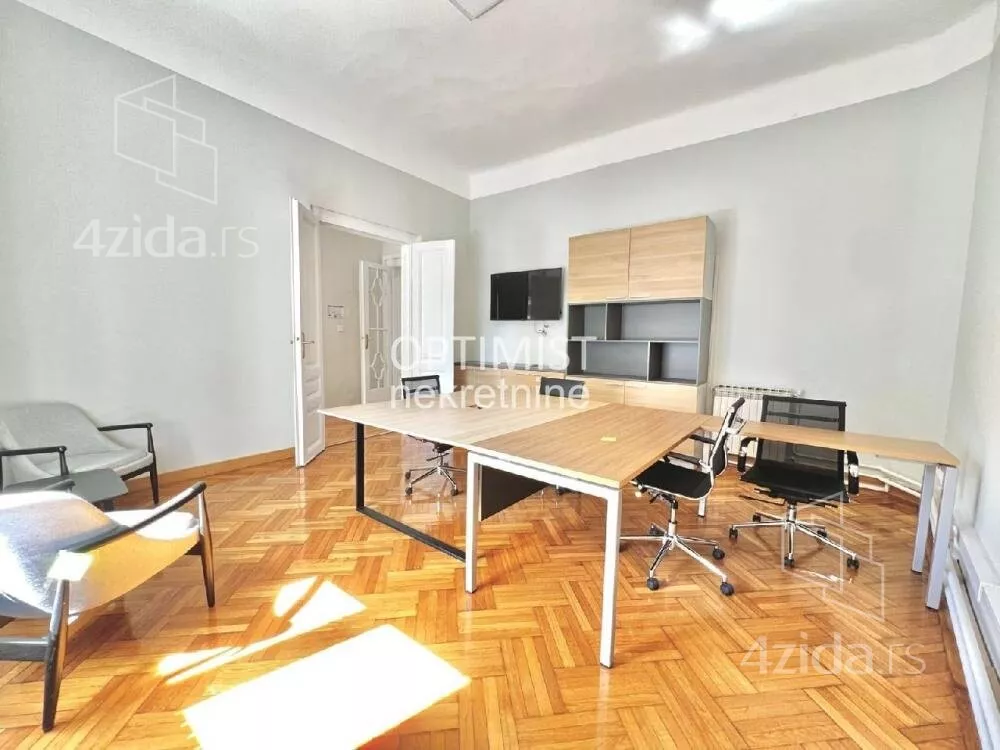 Šestoiposoban stan | 4zida