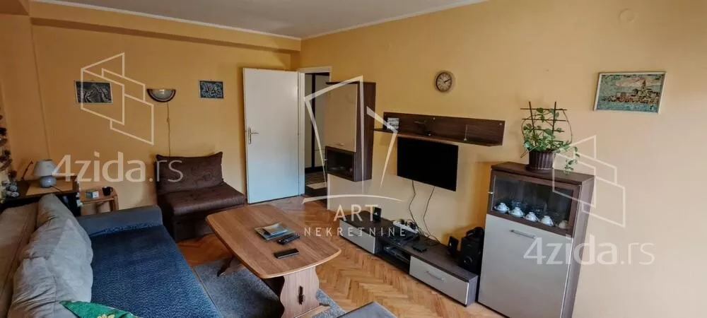 Šestosoban stan | 4zida