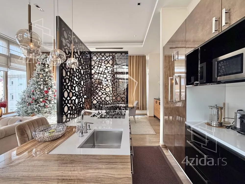 Šestoiposoban stan | 4zida