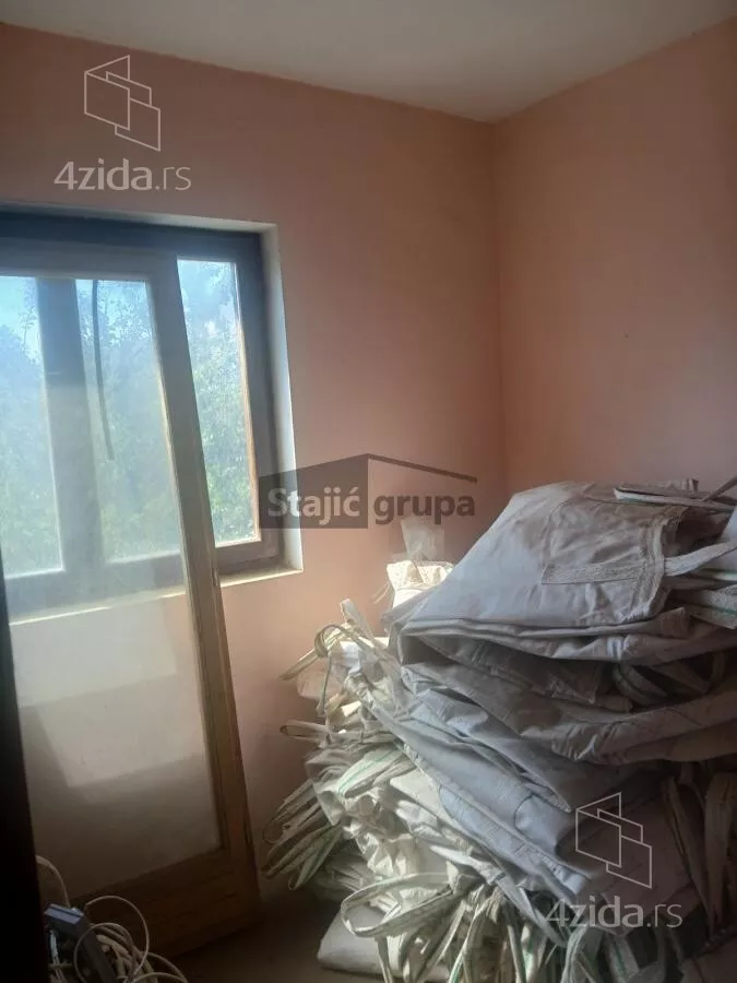 Poslovna zgrada | 4zida