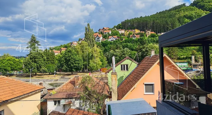 Četvoroiposoban stan | 4zida