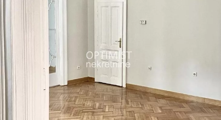Šestoiposoban stan | 4zida