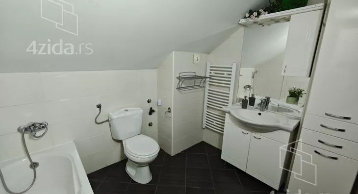 Četvoroiposoban stan | 4zida