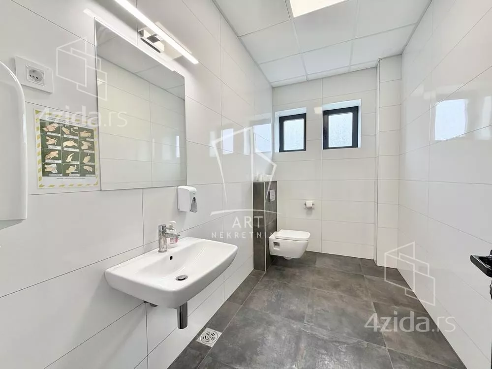 Poslovna zgrada | 4zida