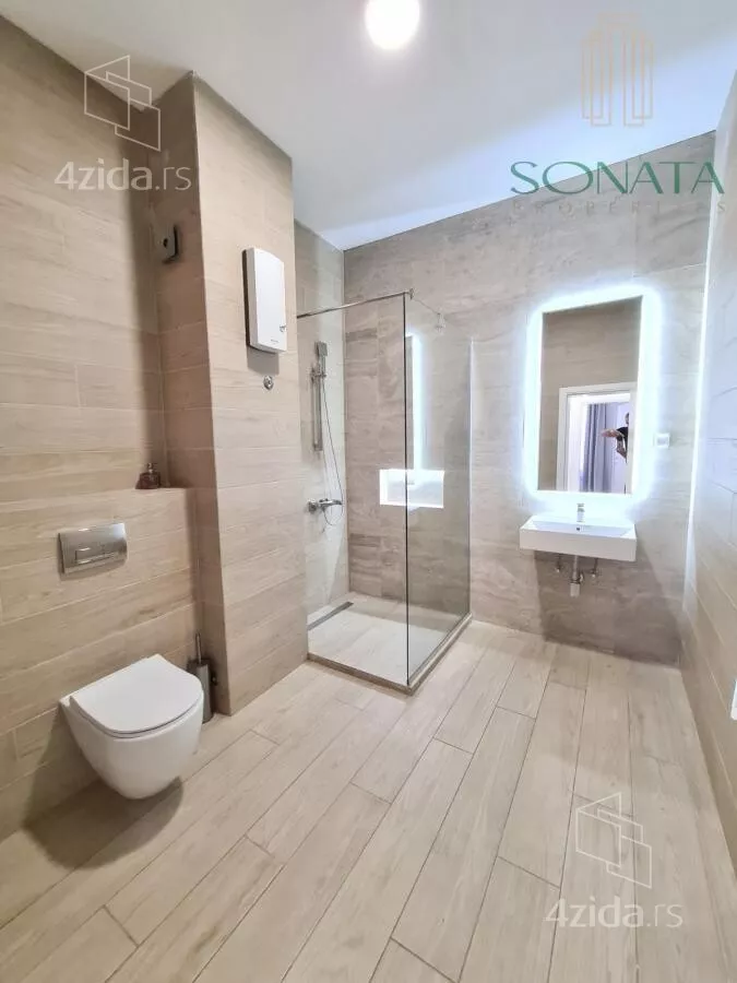 Šestosoban stan | 4zida