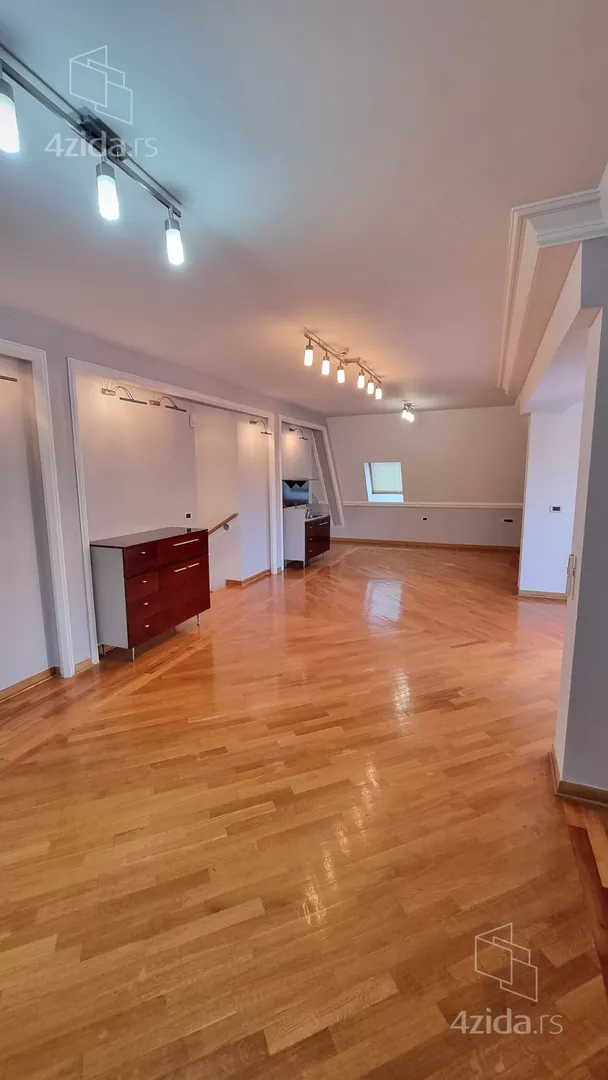 Šestoiposoban stan | 4zida