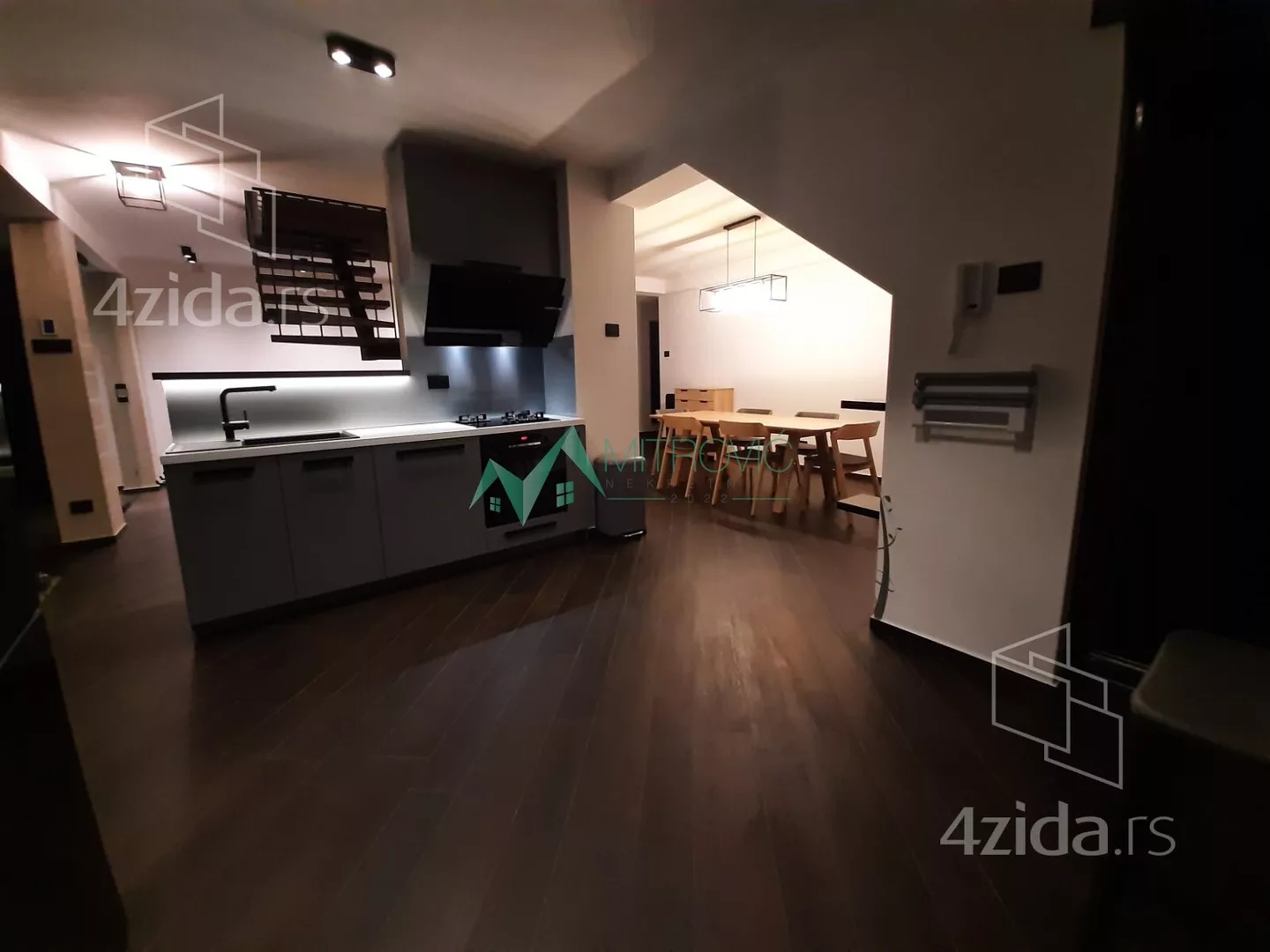 Četvoroiposoban stan | 4zida