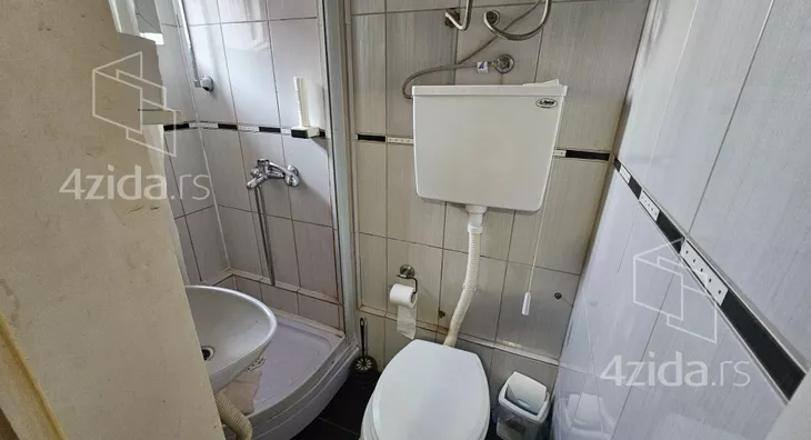 Poslovna zgrada | 4zida