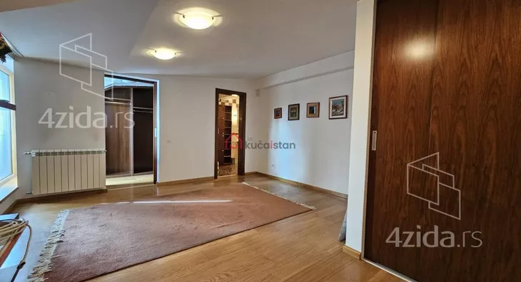 Sedmosoban stan | 4zida