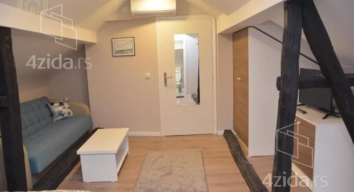 Poslovna zgrada | 4zida