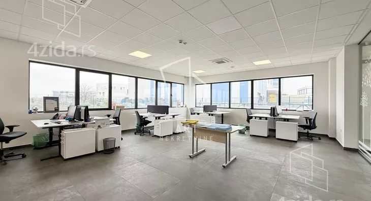 Poslovna zgrada | 4zida