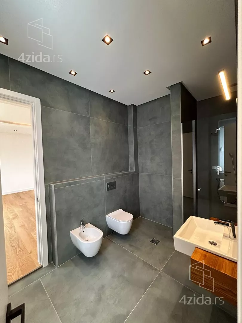 Šestoiposoban stan | 4zida