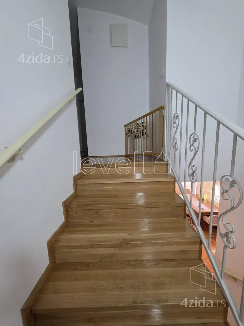 Četvoroiposoban stan | 4zida