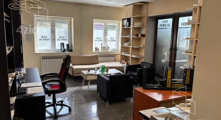 Poslovna zgrada | 4zida