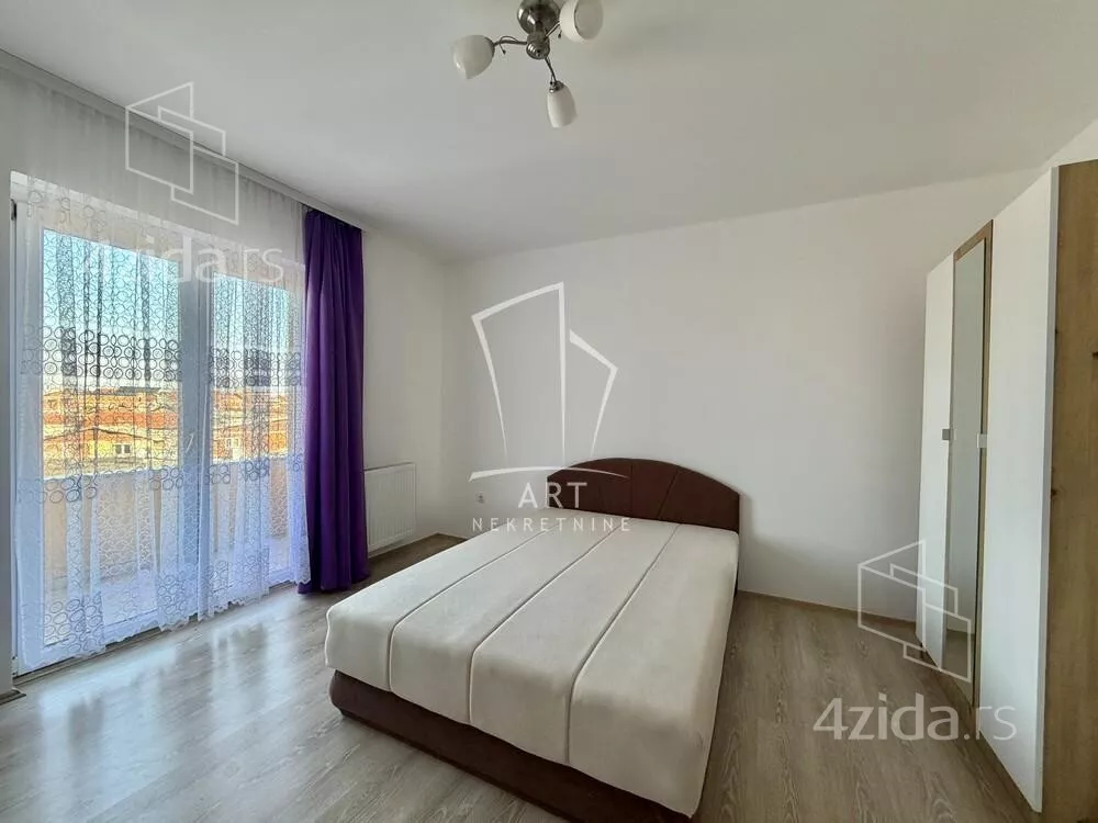 Šestoiposoban stan | 4zida