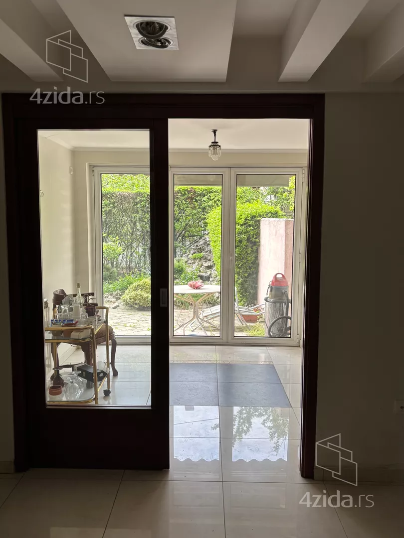 Poslovna zgrada | 4zida