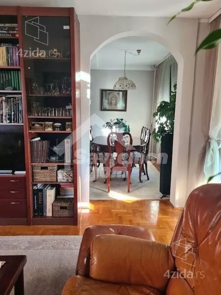 Šestoiposoban stan | 4zida