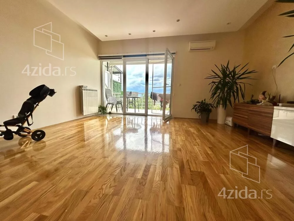 Šestoiposoban stan | 4zida