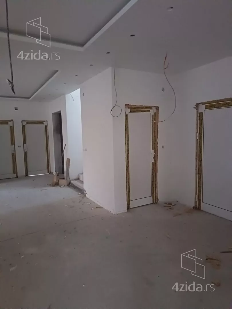 Poslovna zgrada | 4zida