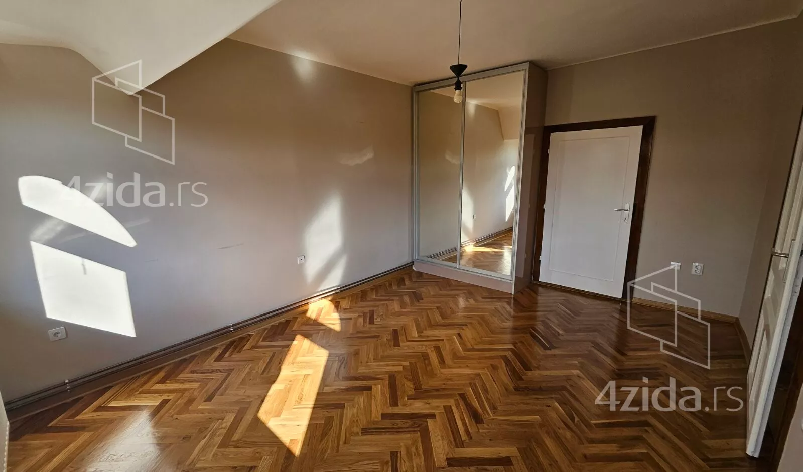 Petosoban stan | 4zida