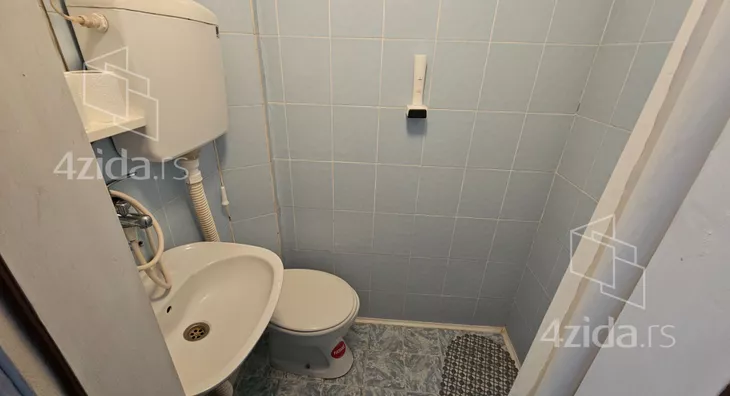 Poslovna zgrada | 4zida