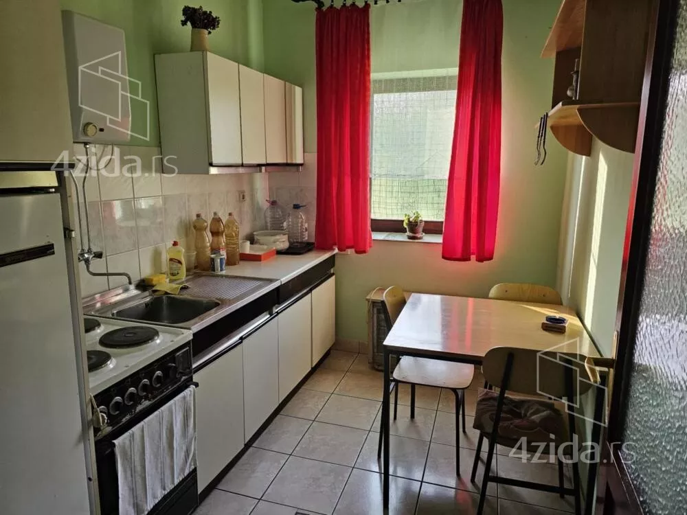 Poslovna zgrada | 4zida