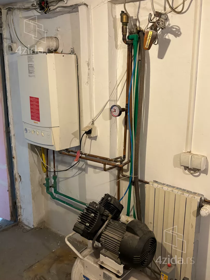 Poslovna zgrada | 4zida