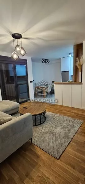 Jovana Popovića | 4zida.rs