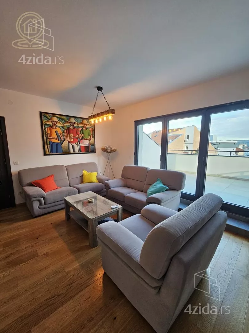 Šestosoban stan | 4zida