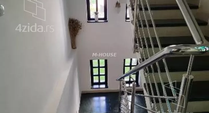 Poslovna zgrada | 4zida