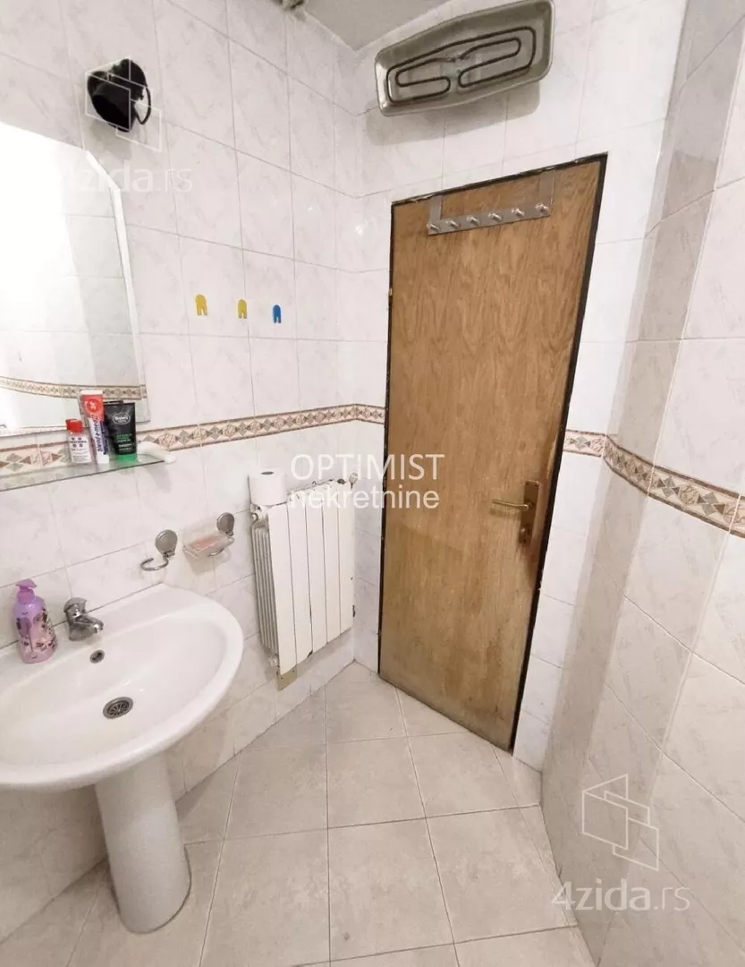 Šestoiposoban stan | 4zida