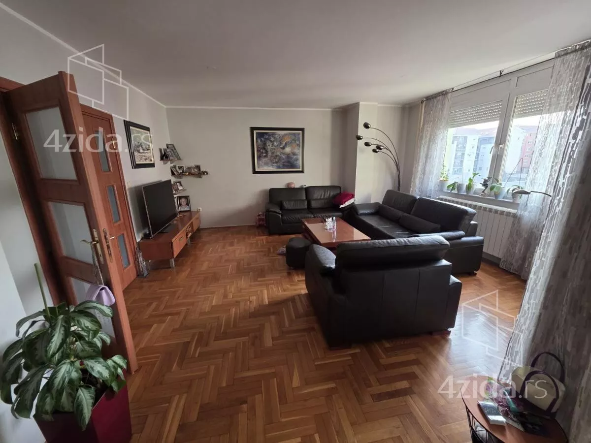 Troiposoban stan | 4zida