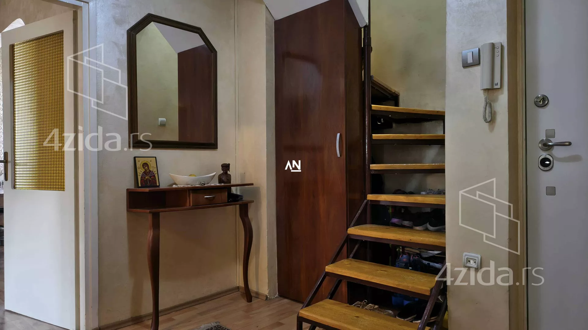 Šestosoban stan | 4zida