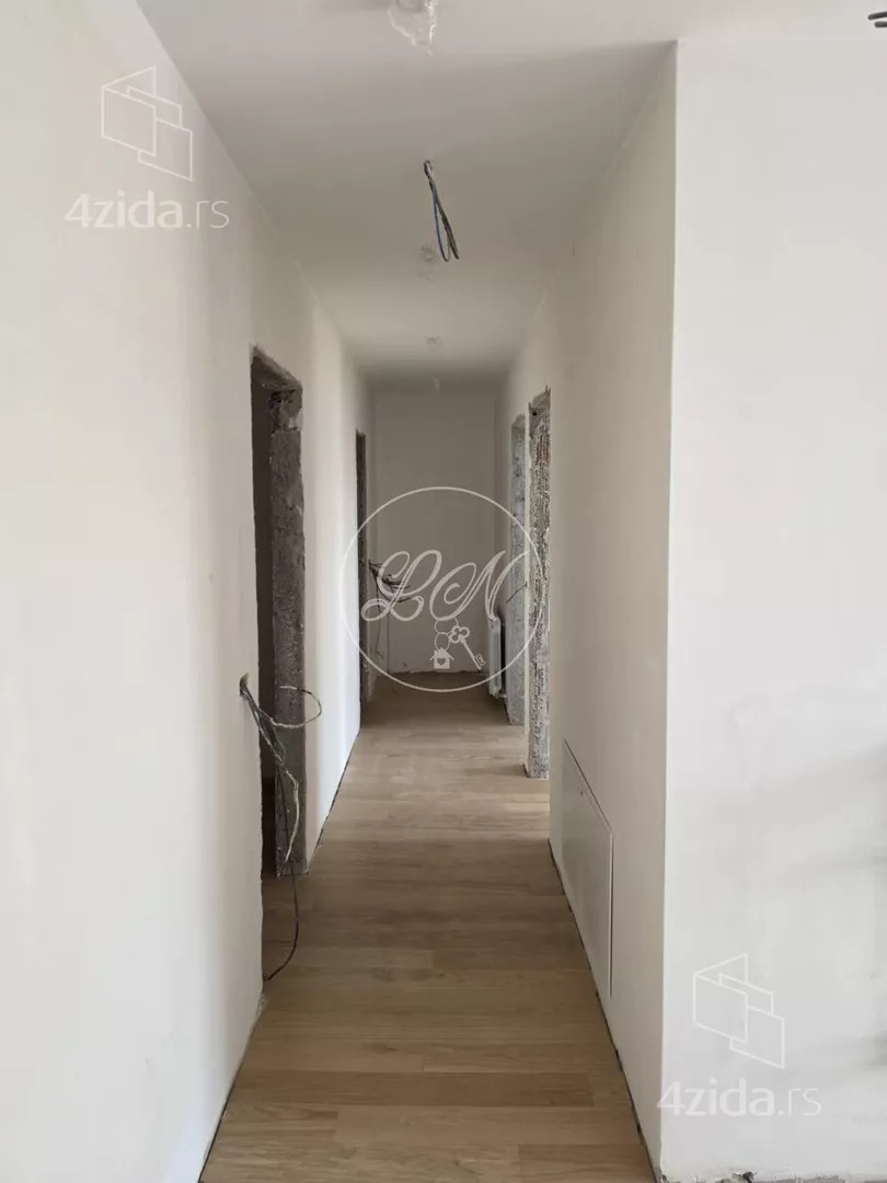 Šestoiposoban stan | 4zida
