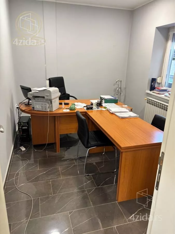 Poslovna zgrada | 4zida