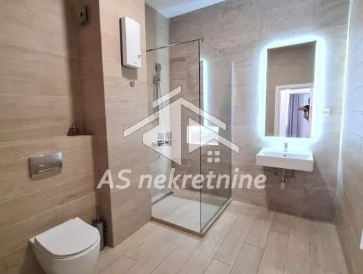 Šestosoban stan | 4zida