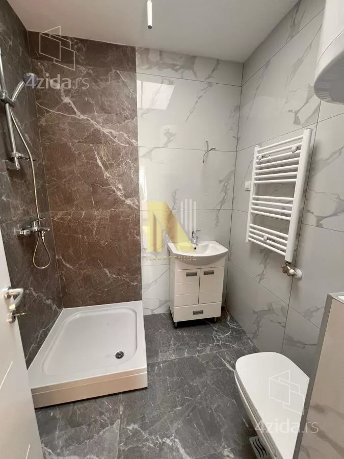 Šestosoban stan | 4zida