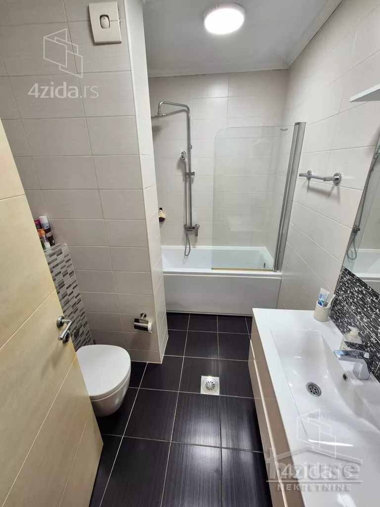 Šestosoban stan | 4zida