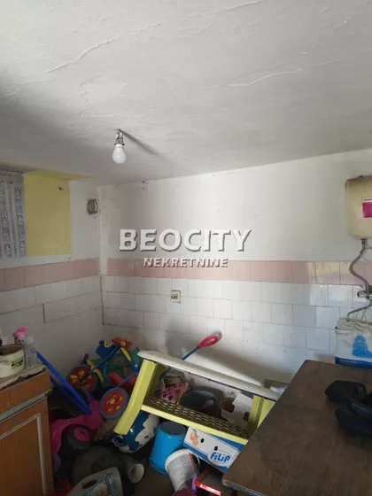 Vase Ostojića | 4zida.rs