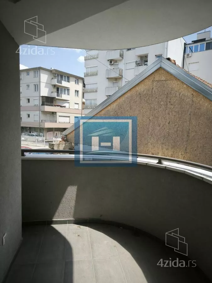 Šestosoban stan | 4zida