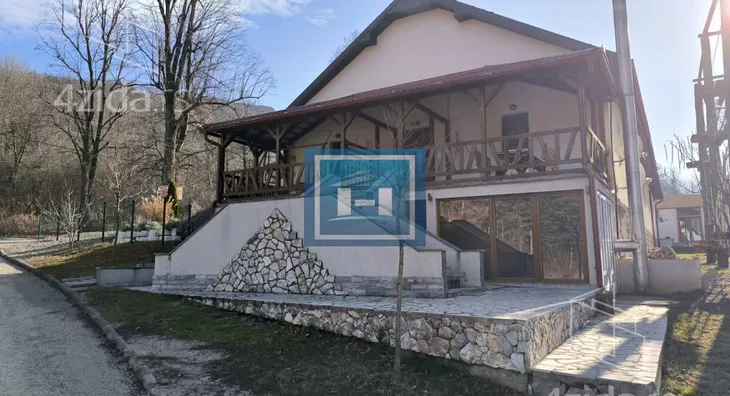 Poslovna zgrada | 4zida