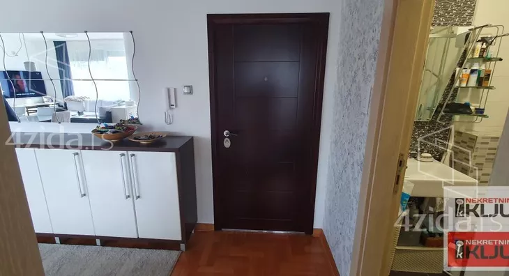 Šestosoban stan | 4zida